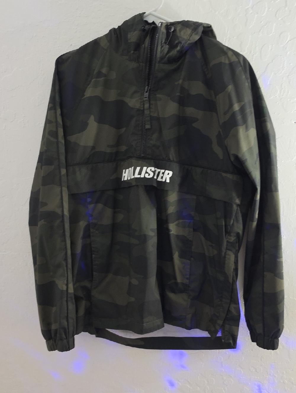 Hollister Men's Olive Green Camo Half-Zip Hooded Windbreaker